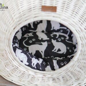 Poduszka czarna w białe kotki do legowiska wiklinowego